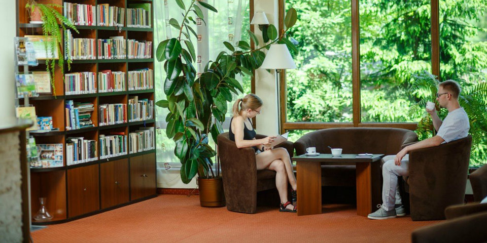 W hotelowym lobby można zrelaksować się przy książce i kawie