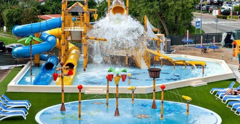 Atrakcją jest zewnętrzny park wodny dla dzieci działający w sezonie letnim