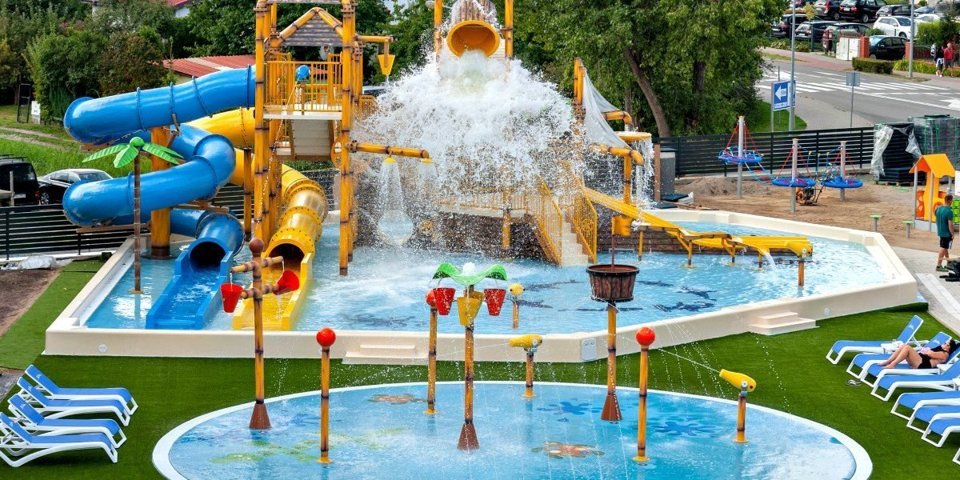 Atrakcją jest zewnętrzny park wodny dla dzieci działający w sezonie letnim