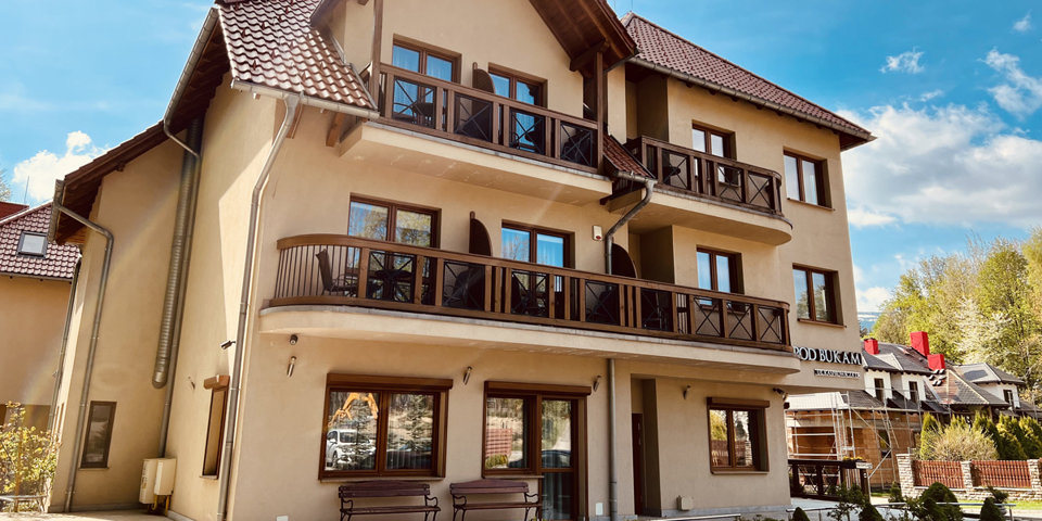 Hotel znajduje się przy spokojnej ul. Kasprowicza w Szklarskiej Porębie