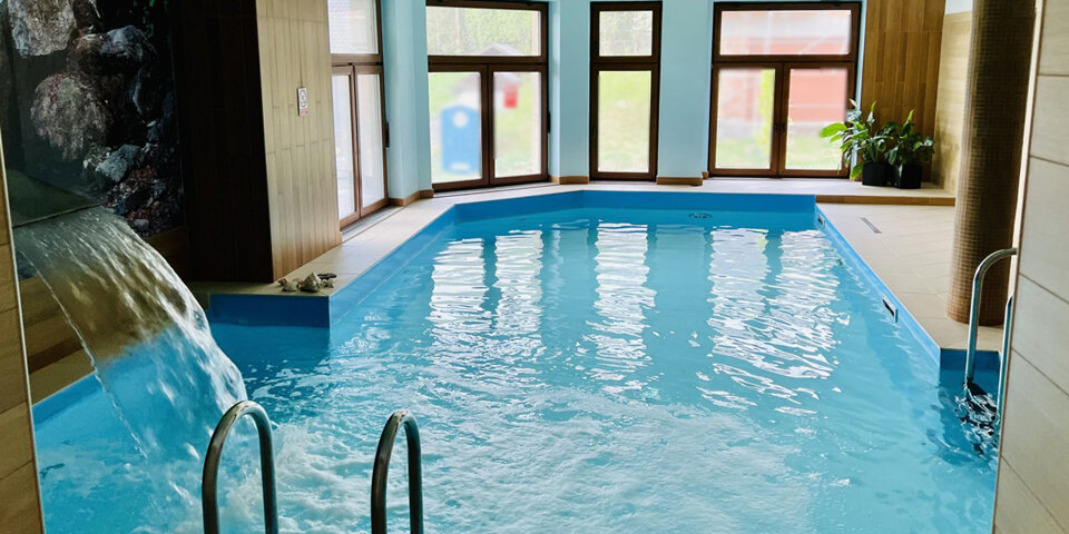 Hotel Pod Bukami posiada wewnętrzny basen z kaskadą