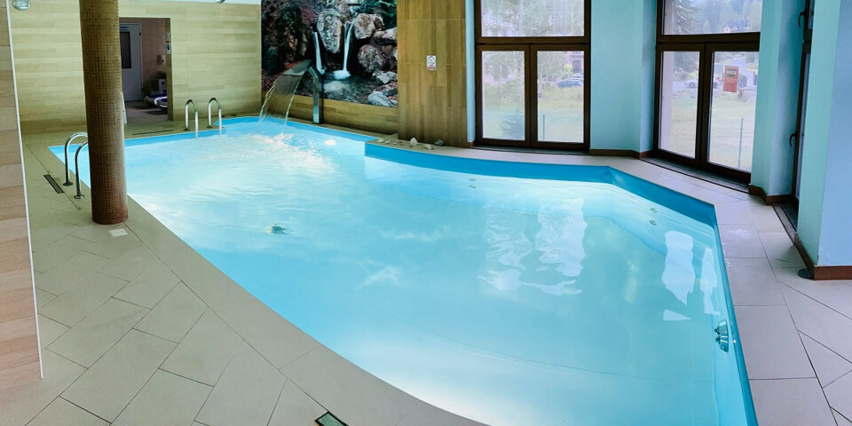 Hotel Pod Bukami posiada wewnętrzny basen z kaskadą