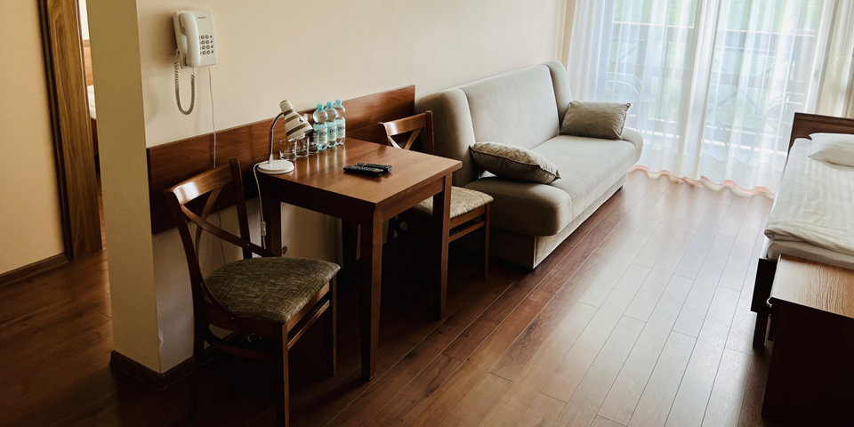 W pokojach klasy komfort dodatkowo mieści się sofa