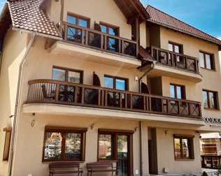 Hotel znajduje się przy spokojnej ul. Kasprowicza w Szklarskiej Porębie