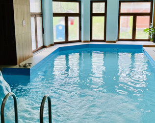 Hotel Pod Bukami posiada wewnętrzny basen z kaskadą