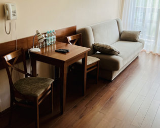W pokojach klasy komfort dodatkowo mieści się sofa