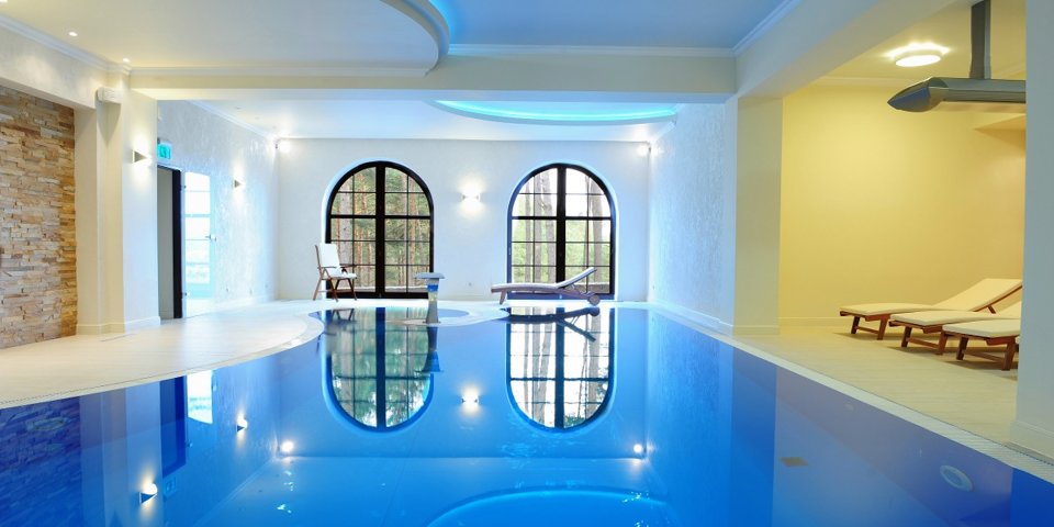 Piękny basen z atrakcjami zapewnia gościom relaks