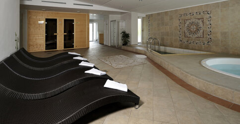 Hotel posiada strefę SPA ze strefą relaksu, jacuzzi, saunami