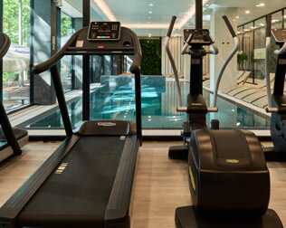 W hotelu działa całodobowa strefa fitness, idealna na codzienny trening