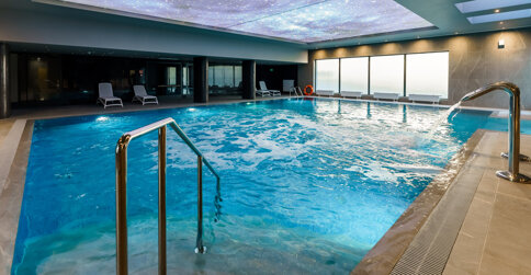 Hotel z dużym basenem zapewnia możliwość wodnego relaksu bez względu na pogodę