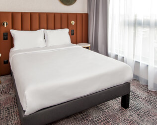 W pokojach 2-osobowych dostępne są wygodne łóżka małżeńskie