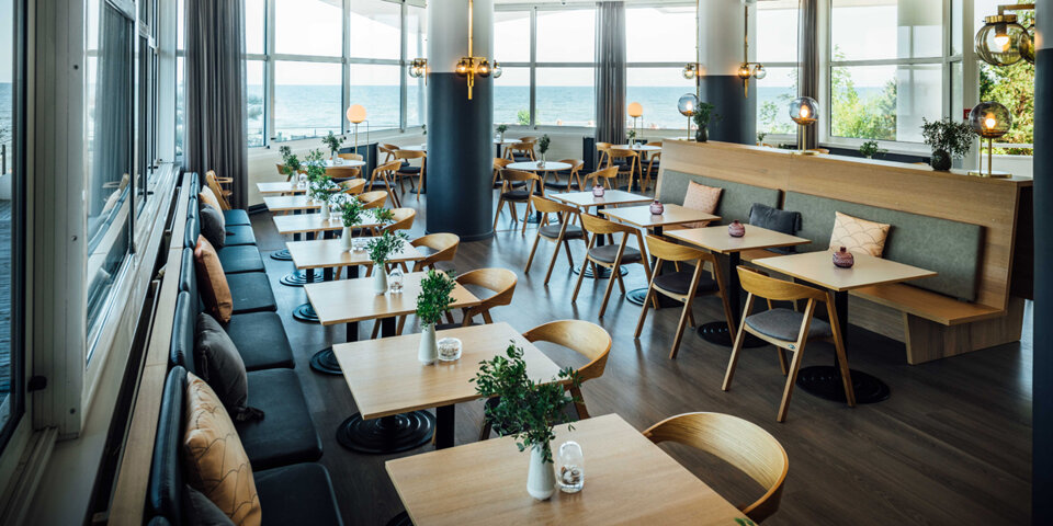 Restauracja On Deck oferuje dania z karty i widok na morze