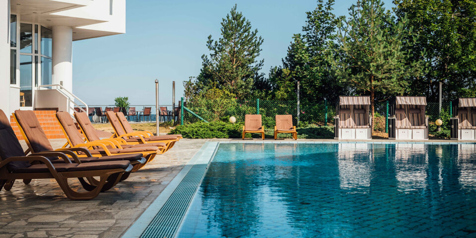 Hotel posiada strefę basenową z zewnętrznym i wewnętrznym basenem