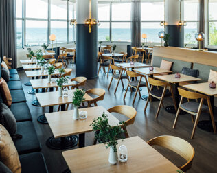 Restauracja On Deck oferuje dania z karty i widok na morze