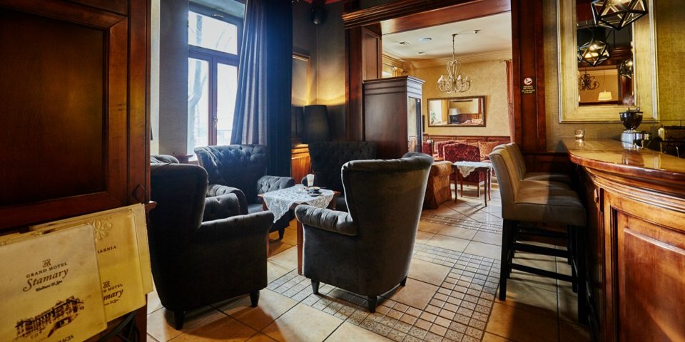 Komfortowe kanapy i fotele w barze zapewnią relaks przy drinku lub lampce wina