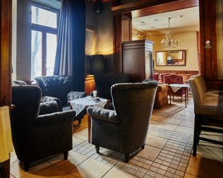 Komfortowe kanapy i fotele w barze zapewnią relaks przy drinku lub lampce wina