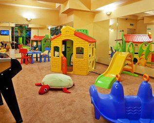 Hotel Stamary jest przyjazny rodzinom z dziećmi, dla których jest sala zabaw