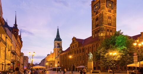 Hotel sąsiaduje z gotyckim kościołem Mariackim oraz Ratuszem Staromiejskim