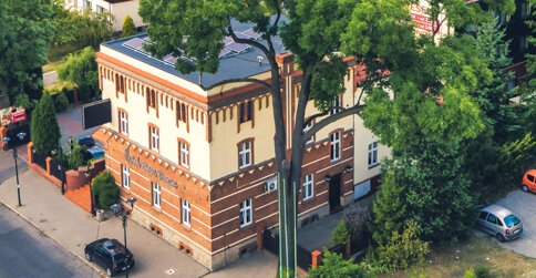 Hotel mieści się w centrum Tychów, wykorzystuje budynek Starej Poczty