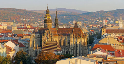 Dominantą centrum miasta jest piękna katedra, największa w kraju