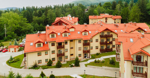 Apartamenty sąsiadują z Instytutem Zdrowia Sofra w Karpaczu
