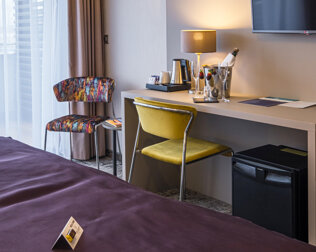 Wśród udogodnień minibar, zestaw do parzenia kawy i herbaty, sejf, TV, wifi
