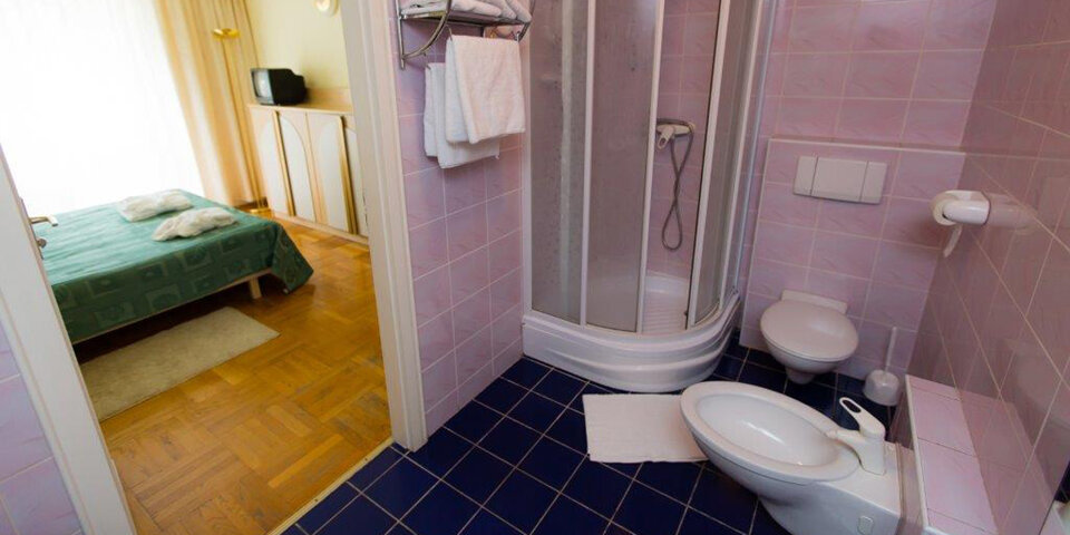 Każdy pokój posiada również własną łazienkę z kabiną prysznicową