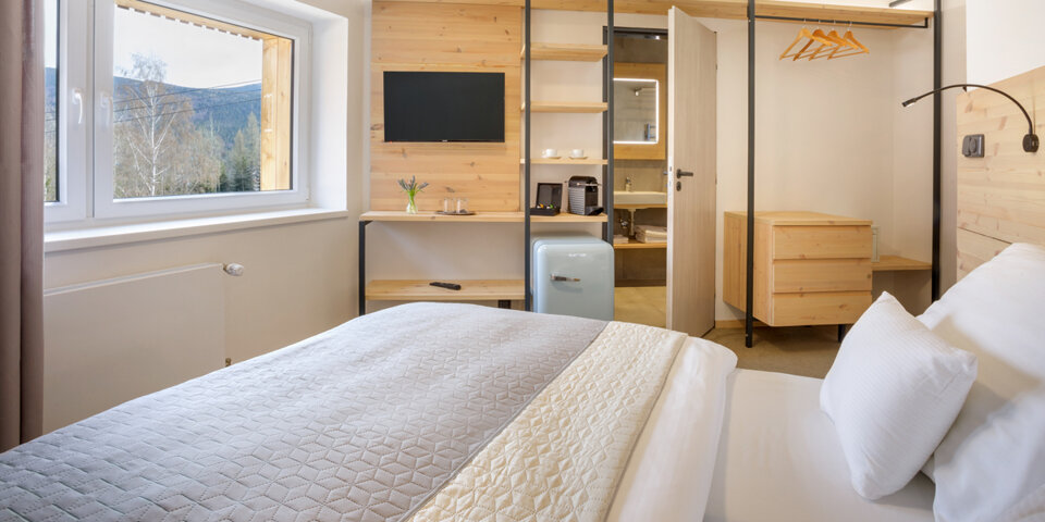 Standardowy pokój 2-osobowy ma minibar, sejf, TV, wifi i ekspres do kawy