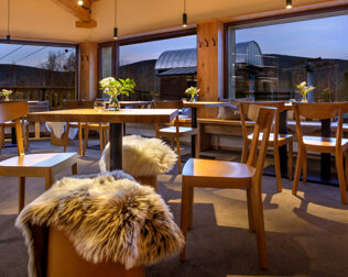 Hotel dysponuje stylową górską restauracją z kominkiem i smaczną kuchnią
