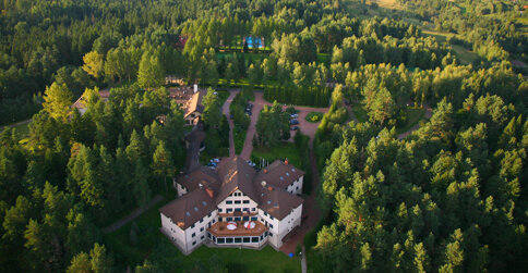Hotel jest pięknie położony pośród lasów w sąsiedztwie Czarnej Górnej