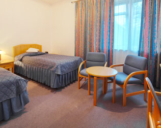 Goście mogą zatrzymać się w wygodnych przestronnych pokojach klasy komfort
