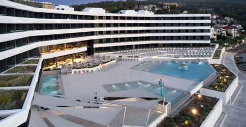Hotel posiada atrakcyjny kompleks basenów zewnętrznych i wewnętrznych