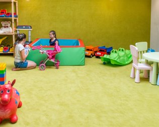 Hotel udostępnia dzieciom pełen atrakcji pokój zabaw