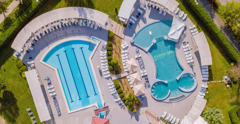 Hotel Karos Spa**** posiada 2 sezonowe baseny zewnętrzne