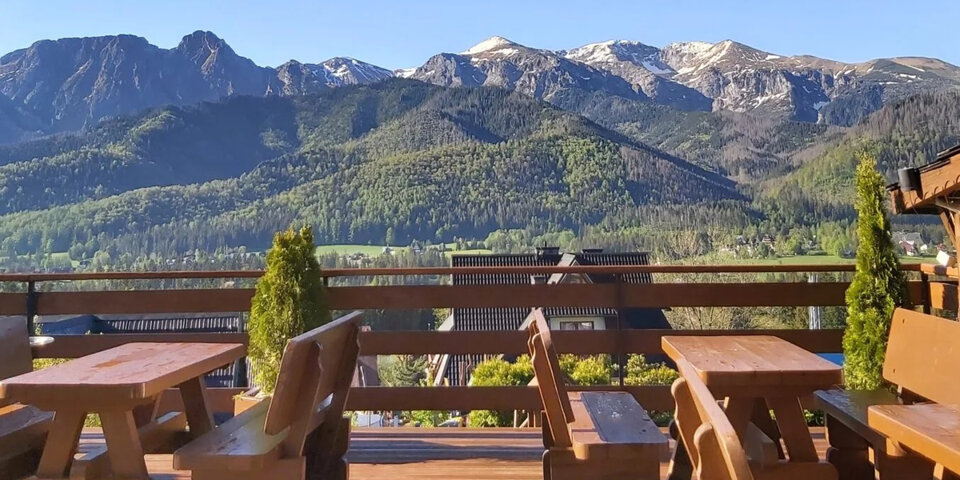 Rozpościerają się stąd piękne widoki na Tatry z dominującym Giewontem