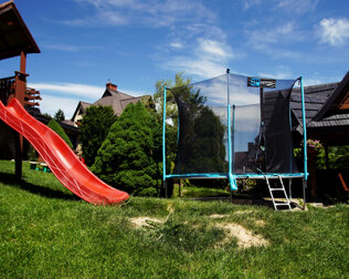 Na terenie kompleksu znajdują się place zabaw z trampolinami