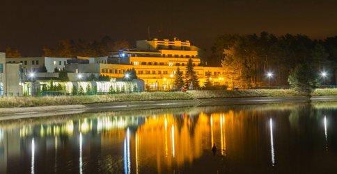 Hotel Wodnik to kompleks wypoczynkowy położony nad jeziorem Słok