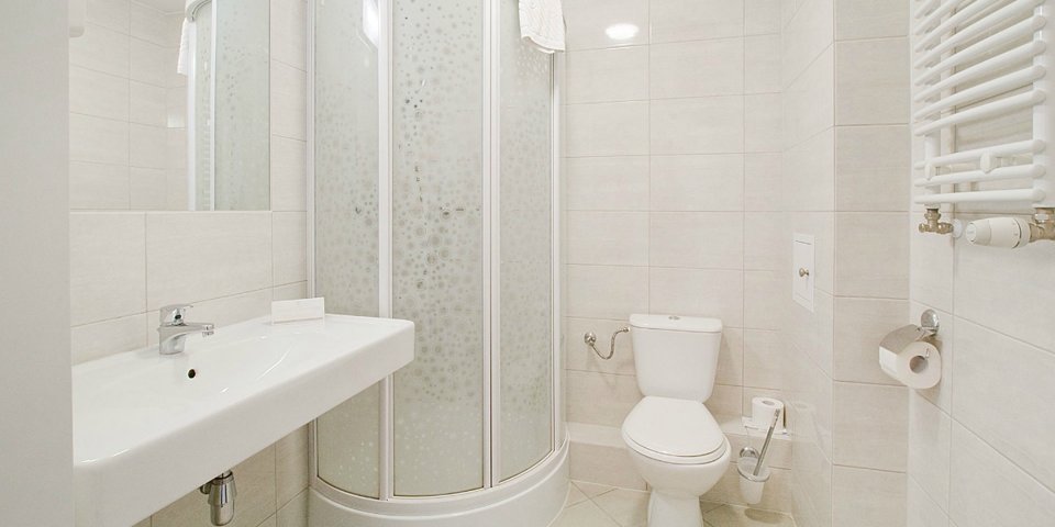 Łazienki zwykle posiadają prysznic ale w ofercie są też takie wyposażone w wannę