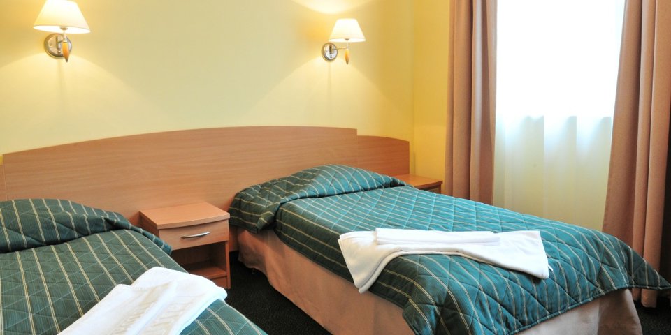 Pokoje wyposażono w pojedyncze łóżka, które na życzenie gości można złączyć