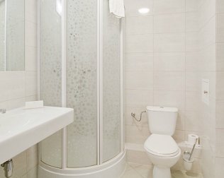 Łazienki zwykle posiadają prysznic ale w ofercie są też takie wyposażone w wannę