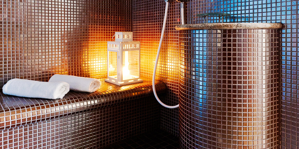 W strefie saun można skorzystać z sauny fińskiej, sauny infrared, łaźni parowej