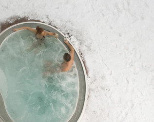 Zimą atrakcyjna jest także kąpiel w zewnętrznym jacuzzi