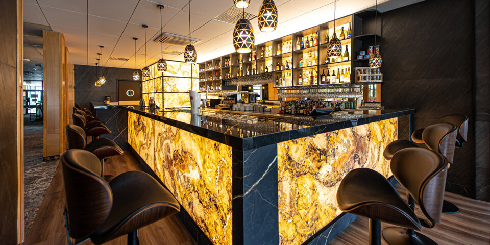 Lobby Bar z bogatym wyborem napojów alkoholowych i bezalkoholowych, w tym herbat