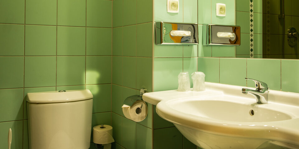 Każdy pokój posiada prywatną łazienkę z wanną lub kabiną prysznicową