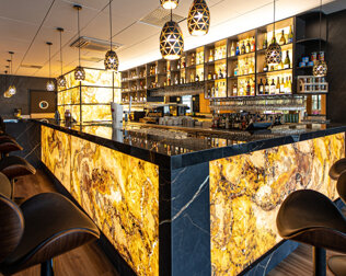Lobby Bar z bogatym wyborem napojów alkoholowych i bezalkoholowych, w tym herbat