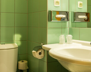 Każdy pokój posiada prywatną łazienkę z wanną lub kabiną prysznicową