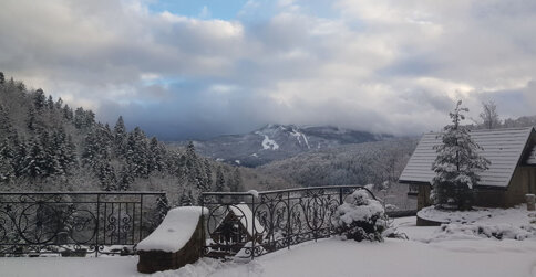 Krupówka Mountain Resort jest położony na zboczu góry Klimczok nad Szczyrkiem