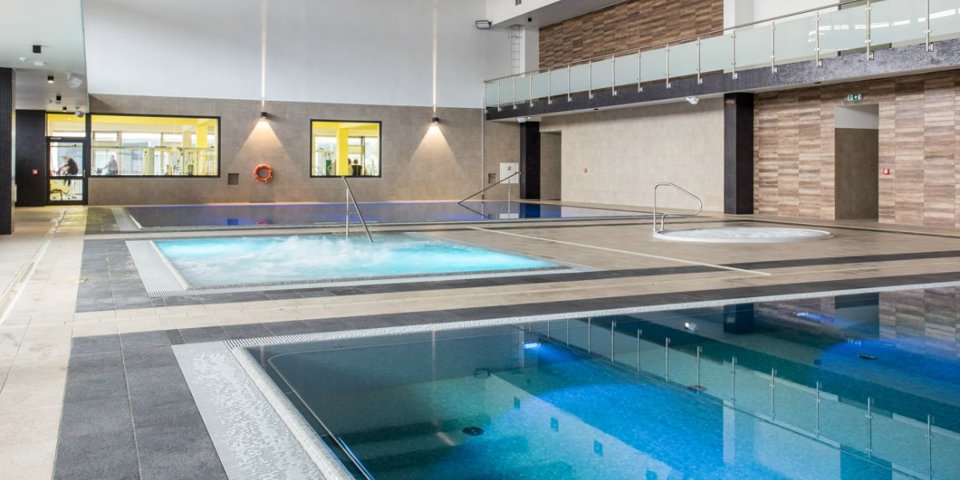 W sąsiadującym Instytucie Zdrowia goście mogą skorzystać z basenu solankowego