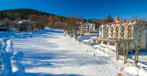 W Świeradowie i okolicy działa kilka wyciągów narciarskich dostępnych zimą