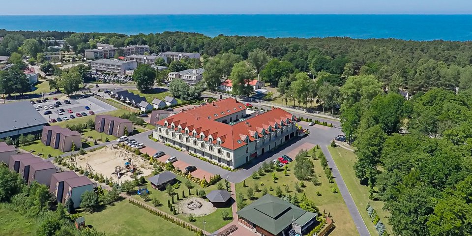 Hotel zlokalizowany jest zaledwie 300 m od morza i 900 m od jeziora Bukowo